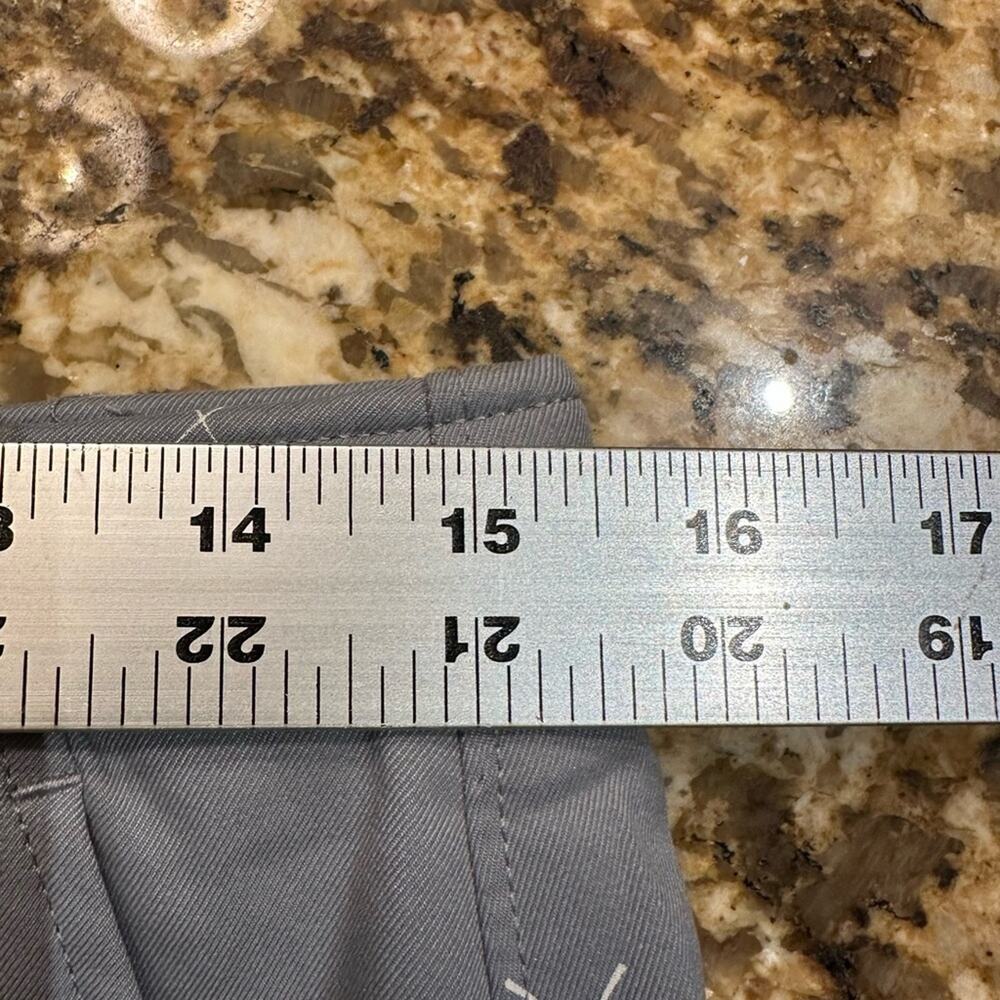 Under Armour Boys Size 20 (30 x11) Gray Golf Bermuda Shorts NWT - Picture 7 of 8